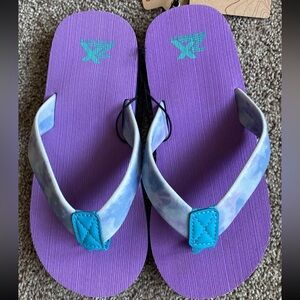 NWT Girl’s Zeroxposur Flip Flop Size 3/4. Purple and Teal.